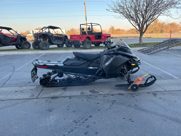 2024 SKI-DOO 0 SNOWMOBILE Ontario OR 4C131 8